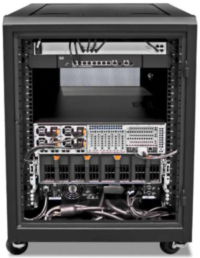 Czarna szafa wypełniona do połowy podłączonym sprzętem sieciowym